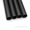Corte de tubos de fibra de carbono e abrazaderas de carbono